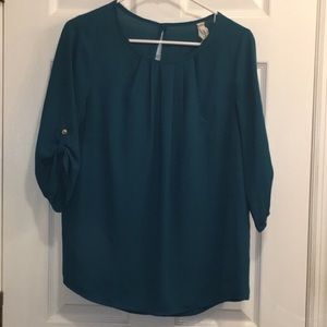 Selling this super trendy blouse